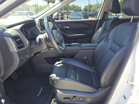 Used 2024 Nissan Rogue SV w/ SV Premium Package FWD image 3
