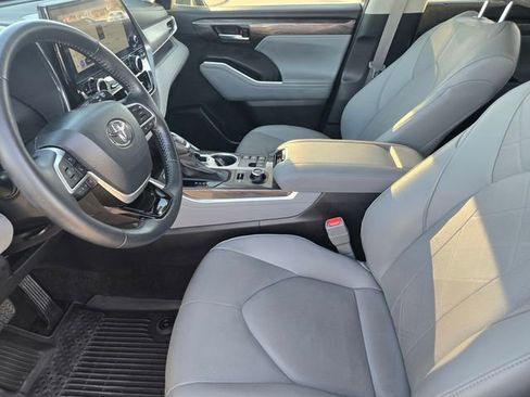 Used 2023 Toyota Highlander Platinum image 18