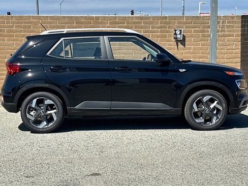 New 2025 Hyundai Venue SEL image 3