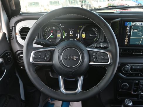 Used 2025 Jeep Wrangler Unlimited Sahara AWD/4WD image 18