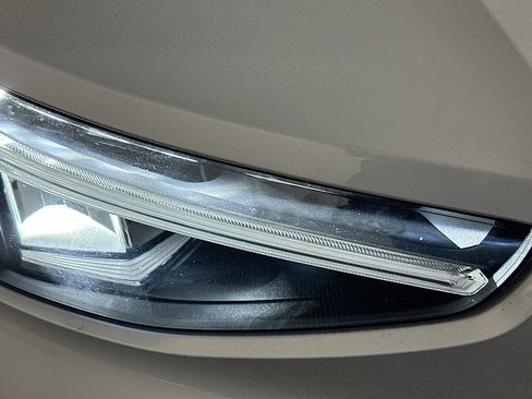 Used 2025 Volvo XC40 B5 Core image 9