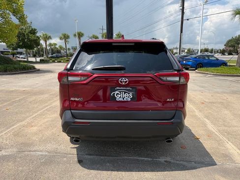 Used 2022 Toyota RAV4 XLE w/ Convenience Package FWD image 4