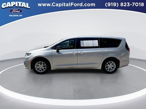 Used 2024 Chrysler Pacifica Touring-L FWD image 5