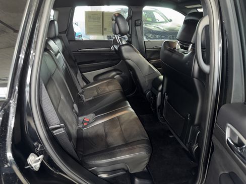 Used 2018 Jeep Grand Cherokee Altitude RWD image 12