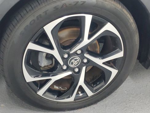 Used 2018 Toyota C-HR XLE image 5