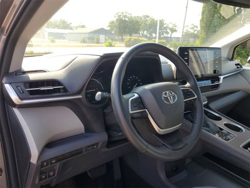 Used 2022 Toyota Sienna XLE image 22