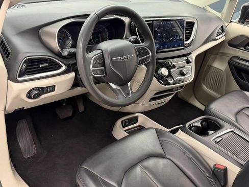 Used 2024 Chrysler Pacifica Touring-L FWD image 3