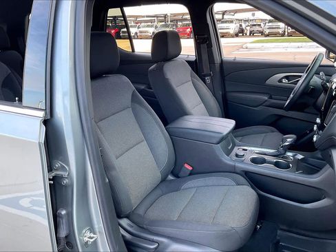 Certified 2023 Chevrolet Traverse LT w/ Rear Camera Mirror Package image 9