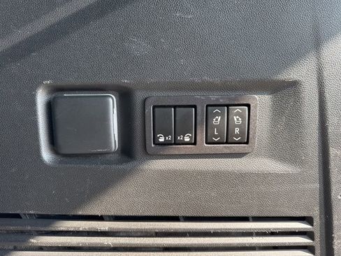 Used 2024 Chevrolet Tahoe Premier AWD/4WD image 28