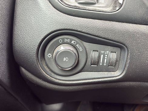 Used 2020 Jeep Renegade Altitude FWD image 18