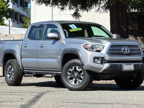 Used 2017 Toyota Tacoma TRD Off-Road RWD image 2