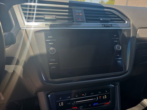 Used 2022 Volkswagen Tiguan SE w/ Panoramic Sunroof Package FWD image 29