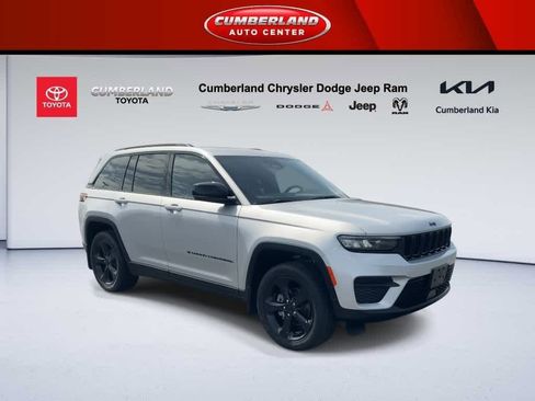 Used 2023 Jeep Grand Cherokee Altitude image 2