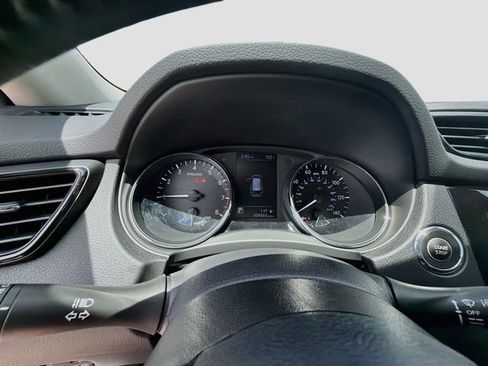 Used 2019 Nissan Rogue SV w/ Premium Package FWD image 37