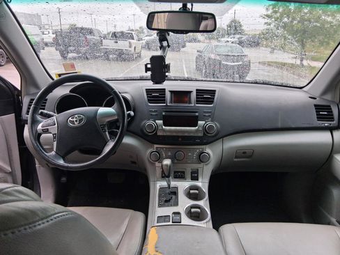 Used 2011 Toyota Highlander SE w/ Tow Pkg FWD image 7