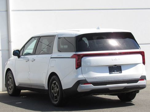 Used 2025 Kia Carnival FWD image 5