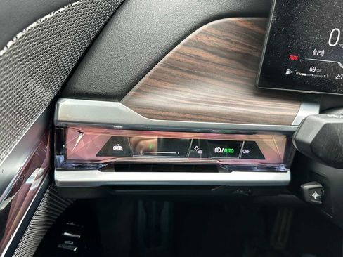 Used 2023 BMW 760i xDrive image 36