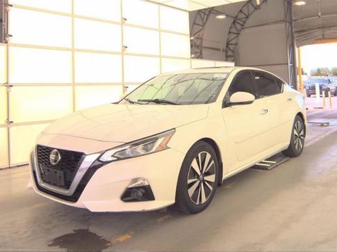 Used 2020 Nissan Altima 2.5 SV image 2