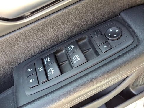 Used 2025 Chrysler Pacifica Select FWD image 17