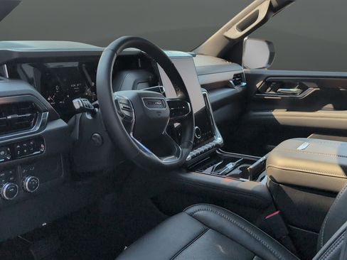 Used 2025 GMC Yukon XL Denali AWD/4WD image 9