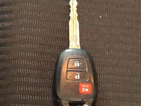 Used 2018 Toyota RAV4 LE image 32