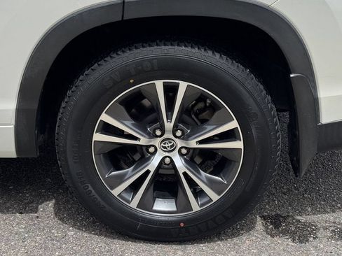 Used 2016 Toyota Highlander XLE AWD/4WD image 12