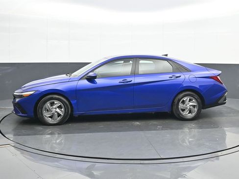 Used 2025 Hyundai Elantra SE image 3