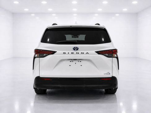 Used 2023 Toyota Sienna LE AWD/4WD image 4