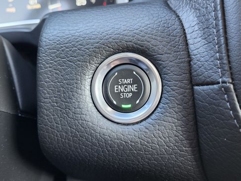 Used 2023 GMC Yukon XL Denali image 9