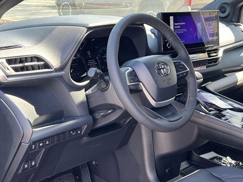 New 2026 Toyota Sienna XLE Woodland Edition AWD/4WD image 11