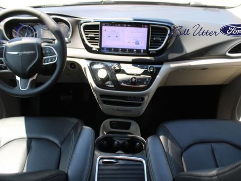 Used 2024 Chrysler Pacifica Touring-L FWD image 15