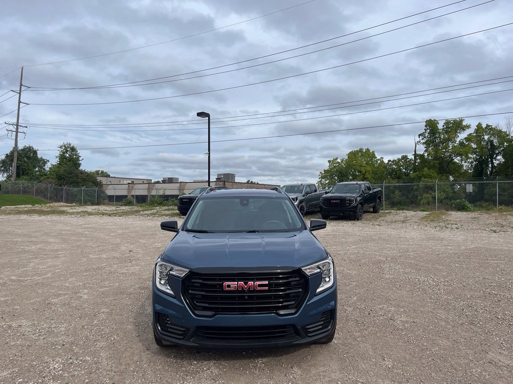 Used 2024 GMC Terrain SLE w/ Driver Convenience Package AWD/4WD image 3
