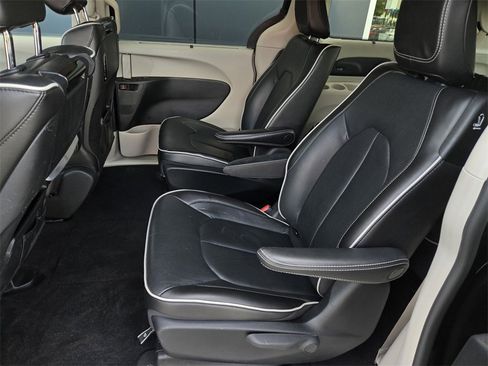 Used 2022 Chrysler Pacifica Limited w/ Uconnect Theater Family Group image 13