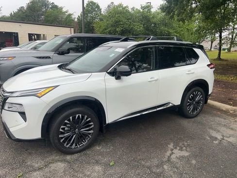 Used 2025 Nissan Rogue Platinum w/ Platinum Premium Package FWD image 4