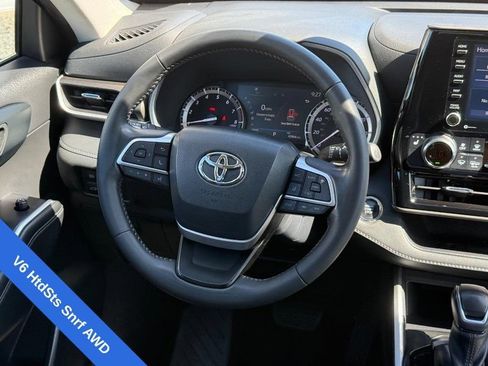 Used 2022 Toyota Highlander XLE AWD/4WD image 15