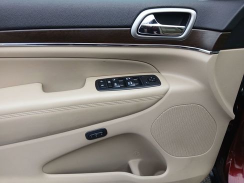 Used 2018 Jeep Grand Cherokee Limited image 12