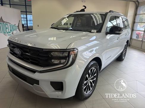 Certified 2025 Ford Expedition Platinum AWD/4WD image 4