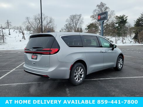 New 2026 Chrysler Pacifica Select AWD/4WD image 4