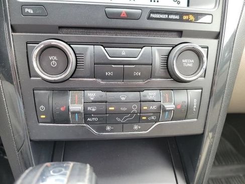 Used 2018 Ford Explorer XLT w/ Equipment Group 202A AWD/4WD image 11