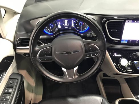 Used 2022 Chrysler Pacifica Touring-L AWD/4WD image 6