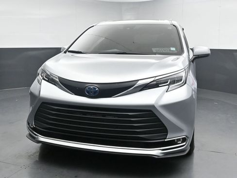 Used 2021 Toyota Sienna XLE w/ XLE Plus Package AWD/4WD image 4