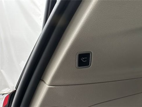 Used 2023 Chrysler Pacifica Touring-L image 18