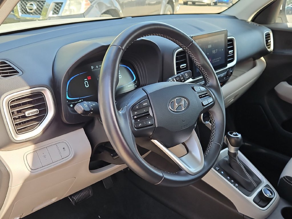 Used 2025 Hyundai Venue SEL FWD image 15