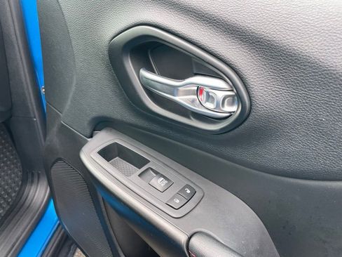 Used 2020 Jeep Cherokee Trailhawk w/ Cold Weather Group image 31