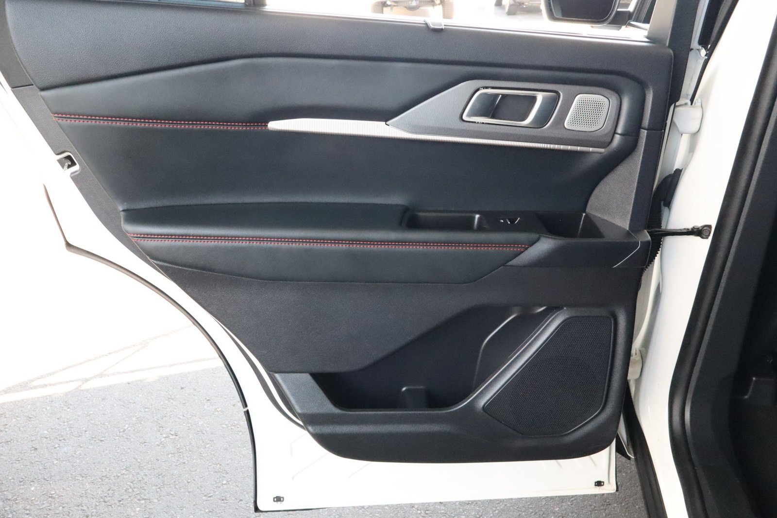 Used 2025 Ford Explorer ST RWD image 37
