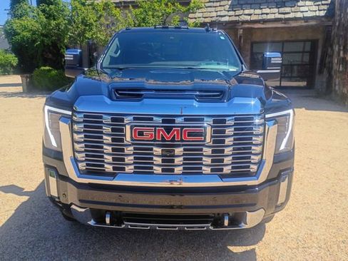 Used 2024 GMC Sierra 2500 Denali w/ Denali Reserve Package AWD/4WD image 3
