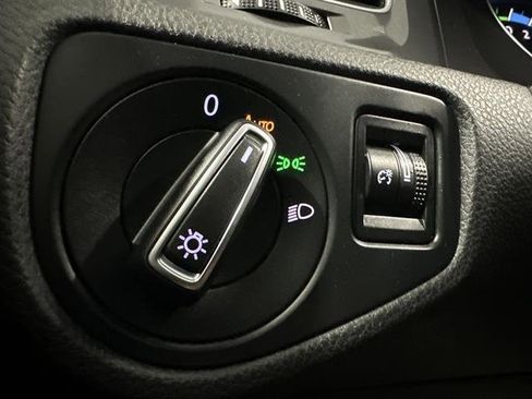 Used 2016 Volkswagen e-Golf SE image 27