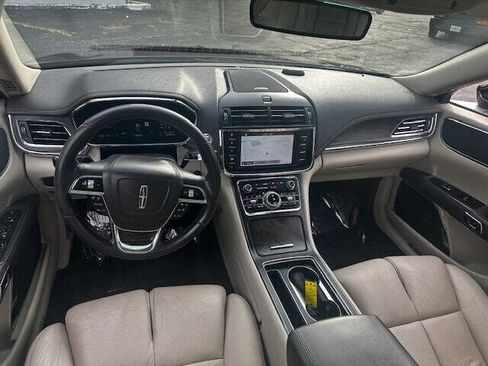 Used 2017 Lincoln Continental Select image 11
