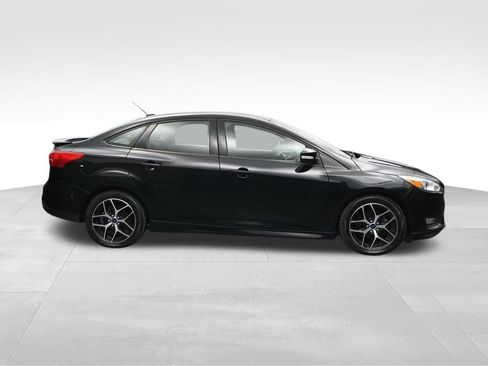 Used 2016 Ford Focus SE w/ SE Sport Package FWD image 6
