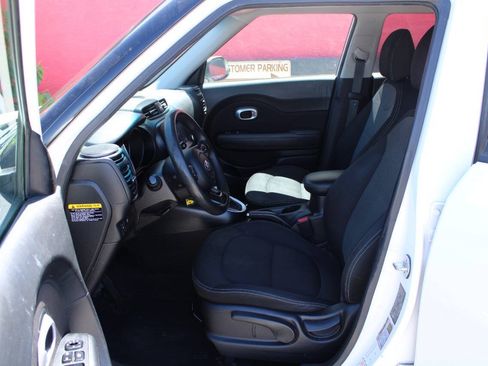 Used 2018 Kia Soul + FWD image 9